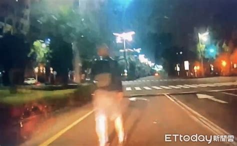 驚悚畫面！高雄醉男站快車道「動也不動」 慘被小黃司機撞飛 Ettoday社會新聞 Ettoday新聞雲