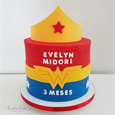 Bolo Mulher Maravilha - Cake Studio