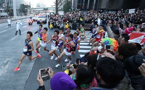 第95回箱根駅伝の往路。多くの観衆が見守る中でスタート直後最初のカーブを曲がる第1走者ら ― スポニチ Sponichi Annex スポーツ