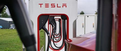 US Autobauer muss E Ladesäulen umrüsten Supercharger von Tesla in