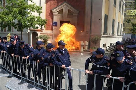 Protesta E Opozit S Te Bashkia E Tiran S Ja Rrug T Q Do T Bllokohen