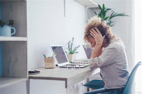 Una Joven Cauc Sica Enferma Que Trabaja En Una Computadora En La