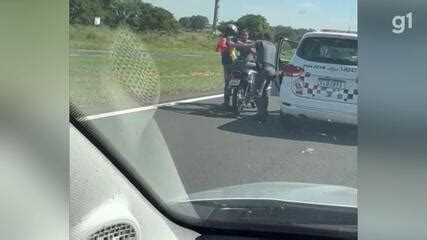 Policiais militares que agrediram motociclista durante abordagem são