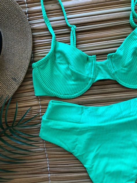 BIQUINI MARINA HOT PANTS VERDE NEON ABACATE CANELADO ACETINADO Closet Das