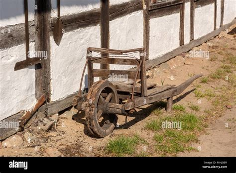 Vieille Brouette Bois Banque De Photographies Et Dimages Haute