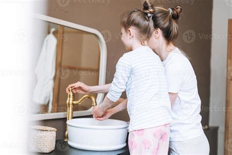 jeune mère femme aux cheveux longs avec une petite fille fille en