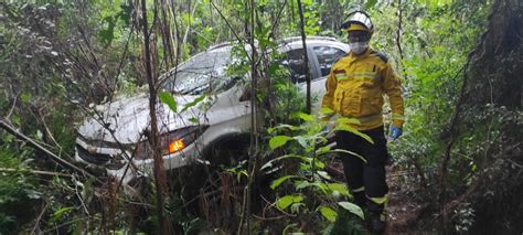 Carro e caminhão vão parar fora da pista após colisão na SC 452 Éder