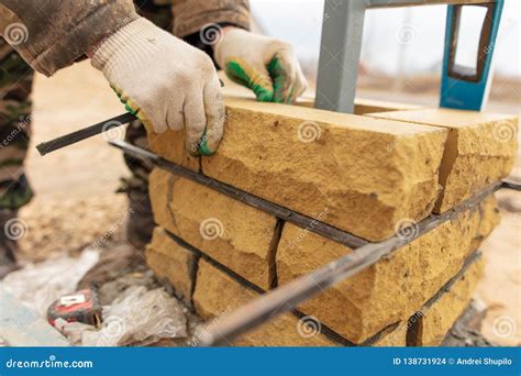 El Hombre Construye Una Pared De Ladrillo En Un Emplazamiento De La