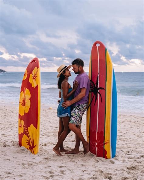 Homem Prancha De Surf De P Na Praia Foto Premium