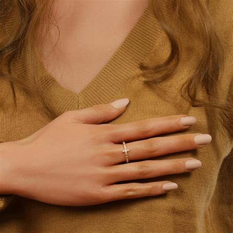 Bague en plaqué or boules avec croix oxydes blancs sertis