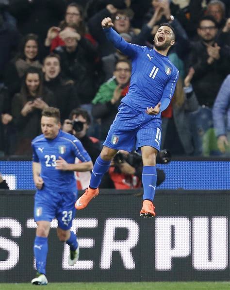 Lorenzo Insigne Festejando Su Tanto Marca