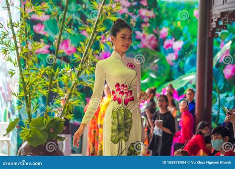 Beautiful Vietnamese Girls Performing Ao Dai And Vietnamese Traditional