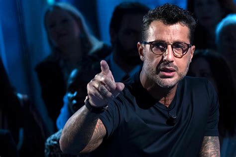 Quanto guadagna Fabrizio Corona con YouTube: segreti e strategie di