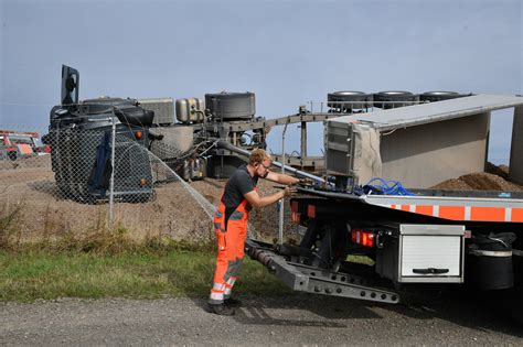 Unfall Am Flughafen Ensheim Lastwagen Kippt Bei Bauarbeiten Um