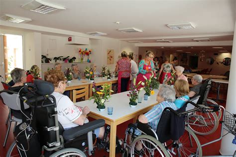 Atelier floral à l EHPAD le Lys Blanc avec les blouses roses Ville de