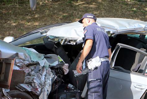 Stravična saobraćajna nesreća kod Kraljeva Automobil smrskan u sudaru