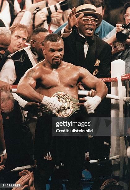 Mike Tyson Kampf Photos And Premium High Res Pictures Getty Images