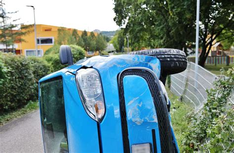 Autofahrer Kracht Gegen Kita Zaun Fahrzeug Kippt Um