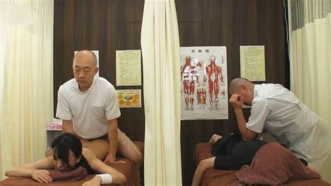 Dẫn bạn gái đi mát xa rồi bị địt cạnh bên mà không hề hay biết Sex Hay SexTop1 movie