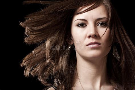 Jeune Verticale De Femme De Brunette Photo stock Image du cosmétique robe 21227616