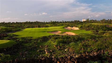 Mission Hill Haikou Nights Balls Golfing Tour Package China