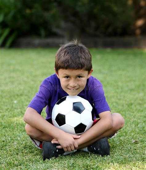 Muchacho Del Latino Que Juega Con El Balón De Fútbol Imagen de archivo