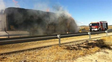 Bomberos de Cuenca sofocan el incendio del remolque de un camión