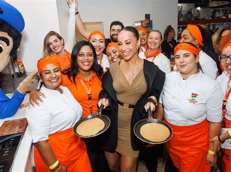 De look nude transparência Sabrina Sato ataca de chef de cozinha