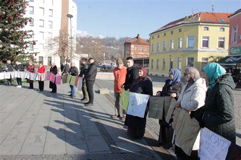 Majke Srebrenice i danas održale mirno okupljanje na Trgu slobode u