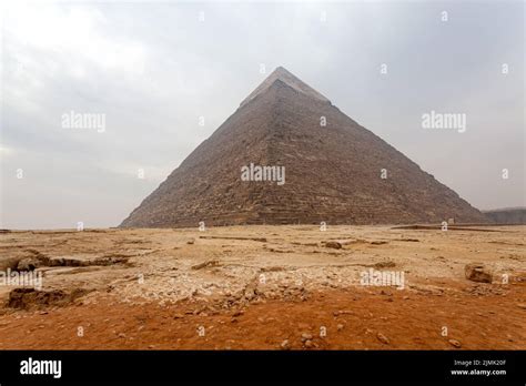 Vista en la meseta de Giza y la Gran Pirámide de Giza o Pirámide de