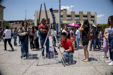 Observan Ciudadanos El Eclipse De Sol En El Z Calo De Chilpancingo En