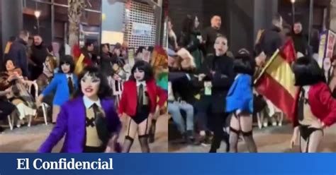 El Criticado Desfile De Niños Con Ligueros En Una Comparsa Del Carnaval De Torrevieja