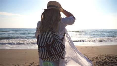 Muchacha Feliz En Bikini Y Camisa Con La Mochila Que Corre En La Playa Al Mar Mujer Hermosa Que