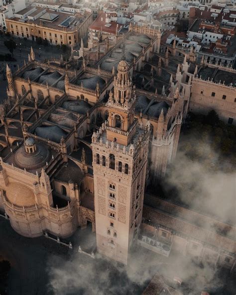 Giralda, Catedral de Sevilla, Spain [2322x3095] [OC] : r/ArchitecturePorn