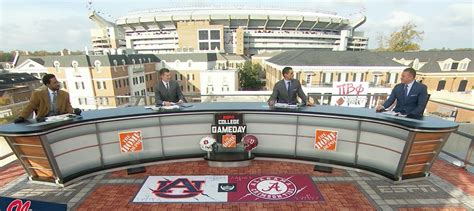 Espns College Gameday Crew Makes Picks For Key Week 10 Sec Games