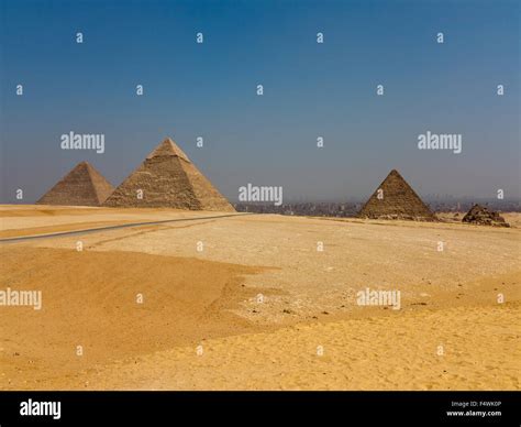 Panorama de las Grandes Pirámides de Giza tomada desde el punto de