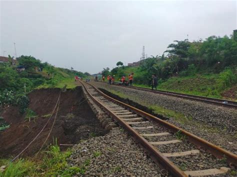 Jalur Rel Terdampak Longsor Perjalanan Kereta Bogor Sukabumi Dibatalkan