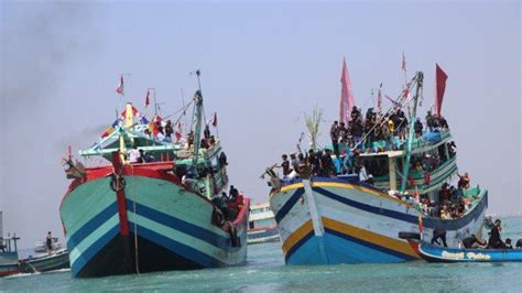 Wujud Rasa Syukur Nelayan Kota Tegal Lakukan Sedekah Laut