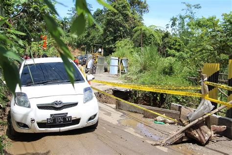 Waspada Akses Jalan Ke Danau Ranau Bpbd Oku Selatan Beri Himbauan