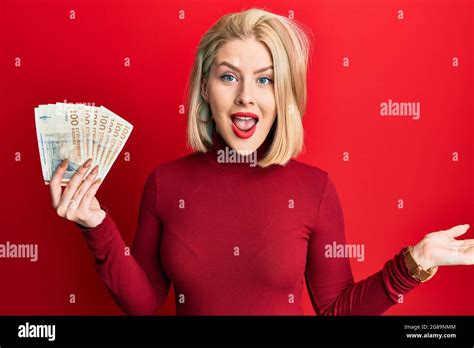 Jeune Femme Blonde D Tenant Billets De Krone Danois C L Brant La R Alisation Avec Un Sourire