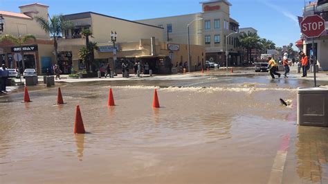 Huntington Beach contractor hits water main, flooding street - ABC7 Los ...