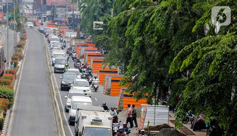 FOTO Pembangunan Trotoar Dan Galian Bikin Otista Macet Foto Liputan6