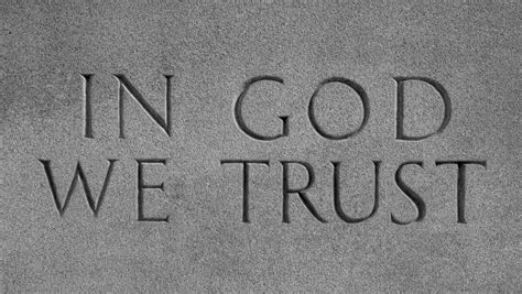 معنی جمله In God We Trust چیست؟ زبانشناس