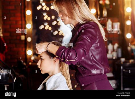 Friseur Bürsten nasser Haare der schöne junge blonde Frau im Beauty