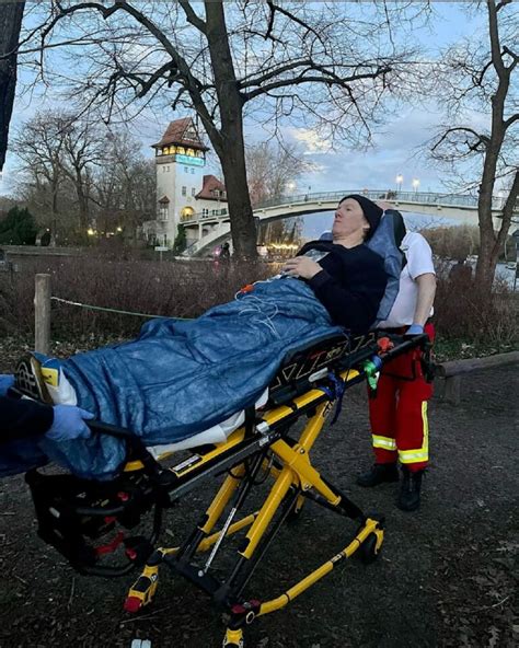 Comedy Star Simon Gosejohann Notarzt Einsatz Auf Dem Spielplatz