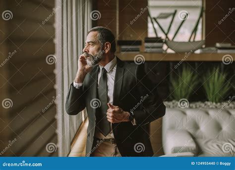 Retrato Do Homem De Neg Cios Superior Que Usa O Telefone Celular No