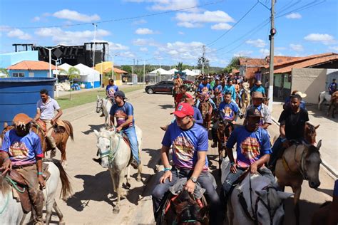 Manim Vaqueiro Re Ne Multid O Na Cavalgada Dos Amigos Em S O Pedro