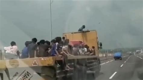 Aksi Anak Anak Stop Dan Naiki Kendaraan Di Jalan Tol Suramadu Bikin