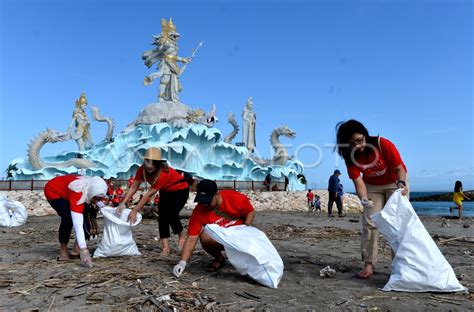 Aksi Bersih Sampah Di Bali Antara Foto