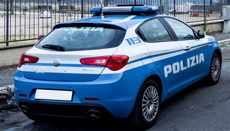 Armato Di Coltello Aggredisce Ferisce L Ex Fidanzata Davanti Alla